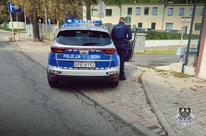 radiowóz na poboczu