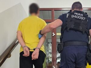 policjant prowadzi zatrzymanego