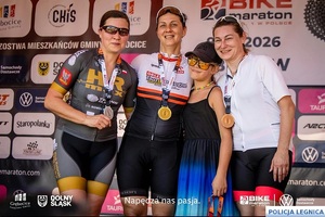 kobiety na podium z medalami