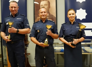 policjanci z pucharami