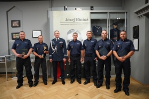 policjanci z pucharami