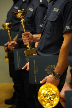 policjanci z pucharami