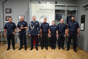 policjanci z pucharami