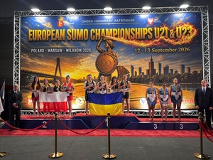 polki na podium zawodów sumo