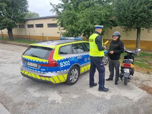 policjanci kontrolują kierowców jednośladów