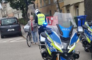 policjanci kontrolują kierowców jednośladów