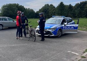 policjanci kontrolują kierowców jednośladów