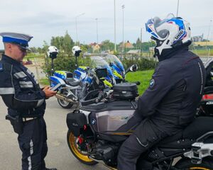 policjanci kontrolują kierowców jednośladów