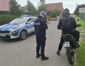 policjanci kontrolują kierowców jednośladów