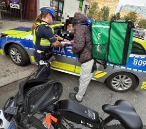 policjanci kontrolują kierowców jednośladów