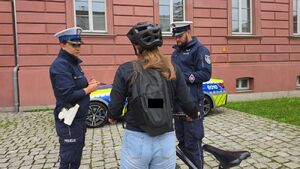 policjanci kontrolują kierowców jednośladów