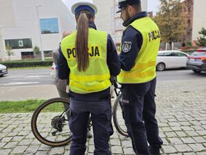 policjanci kontrolują kierowców jednośladów