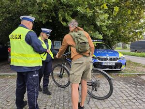 policjanci kontrolują kierowców jednośladów