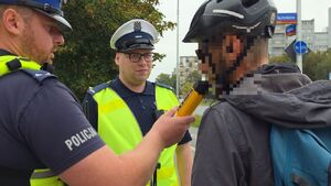 policjanci kontrolują kierowców jednośladów