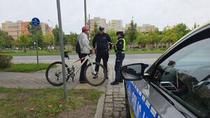 policjanci kontrolują kierowców jednośladów