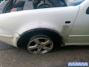 policjanci zatrzymali kierowcę w białym samochodzie osobowym