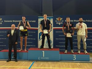 zwycięzcy z medalami