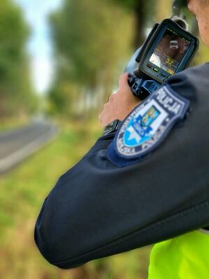 drogówka kontroluje prędkość na drogach