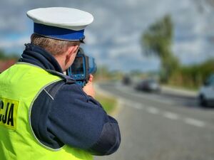 drogówka kontroluje prędkość na drogach