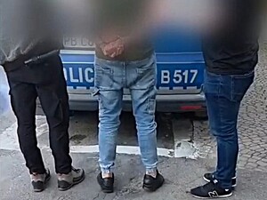 Policjanci z zatrzymanym mężczyzną