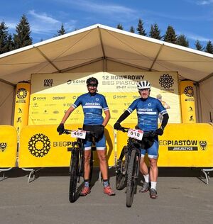 dwóch mężczyzn w strojach sportowych z rowerami
