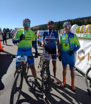 trzech kolarzy z medalami