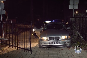 uszkodzone auto i brama