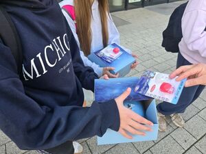 policjant rozdaje kaski