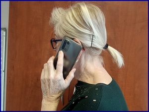 osoba z telefonem przy uchu