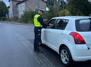 policjanci kontrolują pojazdy