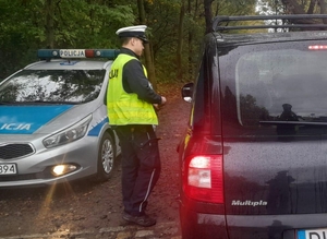 policjanci kontrolują pojazdy