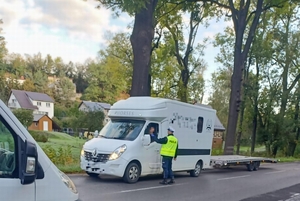 policjanci kontrolują pojazdy