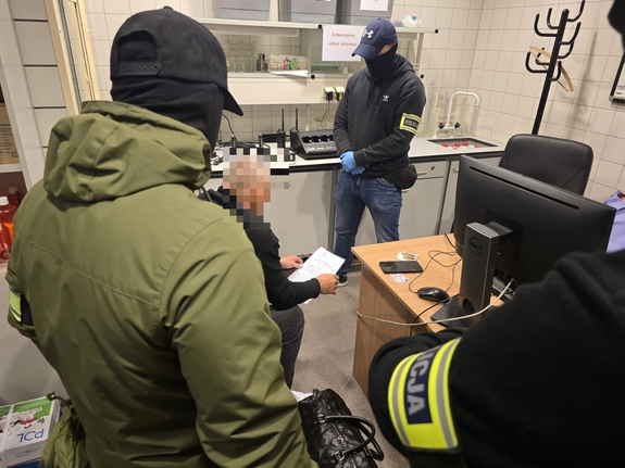 policja zatrzymała mężczyzn i ujawniono narkotyki i banknoty