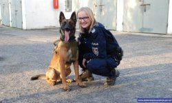 Policjantka z psem służbowym
