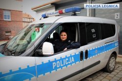 Na zdjęciu policjantka siedząca w radiowozie.