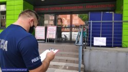Policjant przed Regionalnym Centrum Krwiodawstwa i Krwiolecznictwa we Wrocławiu