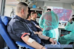 Policjanci w ambulansie oddają krew