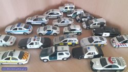 kolekcja radiowozów policyjnych na stoliku
