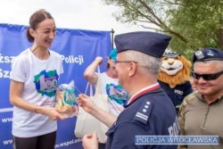 Wrocławska policjantka odbiera gratulacje za bieg w Szczytnie