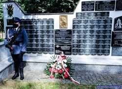 Tablica ku czci funkcjonariuszy zamordowanych przez NKWD w Twerze.