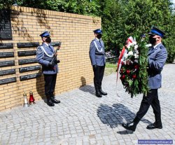 Policjant składa wieniec w imieniu kadry kierowniczej dolnośląskiej Policji na terenie Cmentarza Osobowickiego wieńce i znicze złożone zostały pod Pomnikiem Poległych Policjantów.