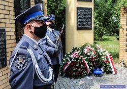 Warta honorowa pod Pomnikiem Poległych Policjantów.