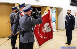 Poczet sztandarowy i Komendant Wojewódzki Policji we Wrocławiu