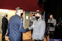 Policjant przyjmuje gratulacje od Komendanta Wojewódzkiego Policji we Wrocławiu inspektora Dariusza Wesołowskiego