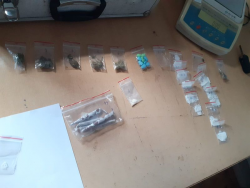 Zabezpieczone narkotyki w woreczkach znajdujące się na biurku