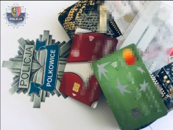 Na zdjęciu 3 karty płatnicze, w tle gwiazda policyjna z napisem Policja Polkowice