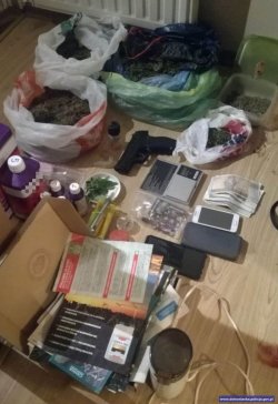 Przedmioty ujawnione w mieszkaniu 32 - latka w wyniku przeszukania: susz marihuany, wagi, telefony i inne przedmioty