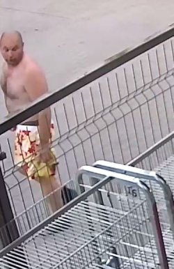 Na zdjęciu kolejny mężczyzna  podejrzewany o popełnienie przestępstwa ubrany w krótkie kolorowe spodenki, bez koszulki
