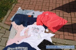Odzyskane z kradzieży obrania: koszulki, spodnie leżące na chodniku