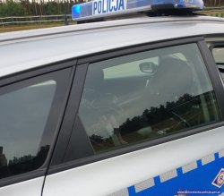widok radiowozu policyjnego z zabezpieczonym wewnątrz pojazdu rowerem